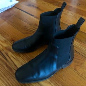 Everlane Italian Leather Chelsea Boots